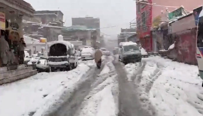 Heavy snowfall, vehicles going to Chitral got stuck at Lowari tunnel