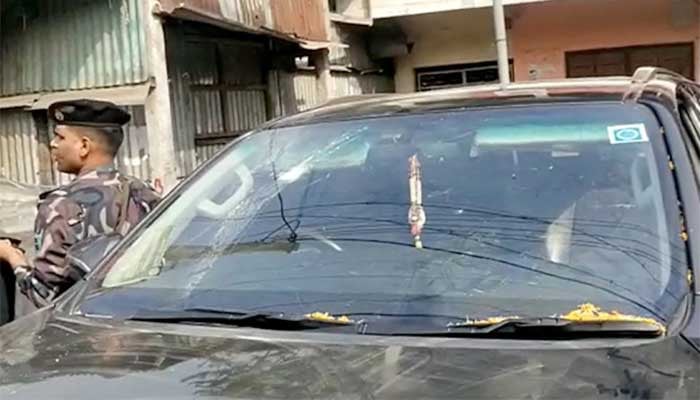 Heavy stone pelting on the convoy of the Indian State Minister, the glass of the vehicle was broken