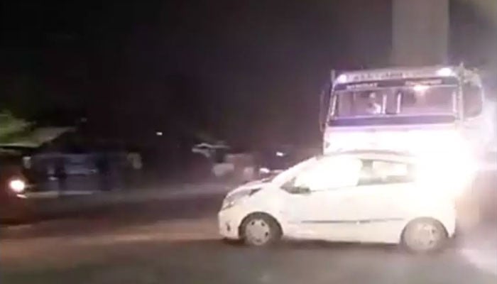 In India, the truck driver dragged the 4 people in the vehicle for several kilometers