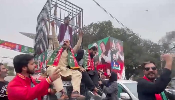 In Lahore, Pakistan Tehreek-e-Insaf's Jail Bharu Movement started, the prisoners' car arrived