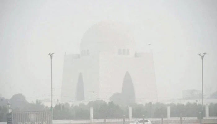 Karachi, heavy fog in most places late night