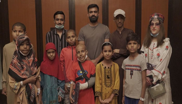 Meeting of many players of Quetta Gladiators, including Sarfraz, with children affected by cancer