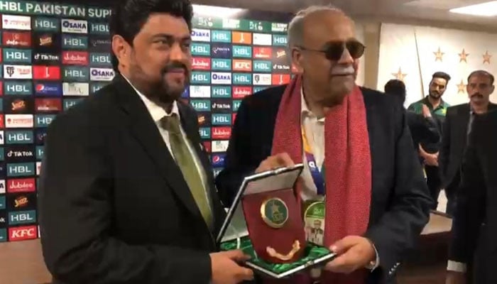 Najam Sethi presented souvenirs to Governor Sindh Kamran Tesori