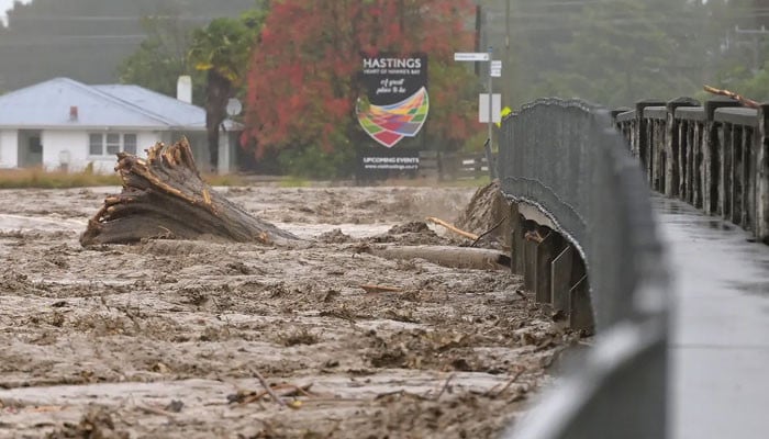 New Zealand, Hurricane Gabriel begins to weaken