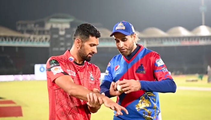 Sikandar Raza of Qalandars reached out to get tips from Imran Tahir of Kings