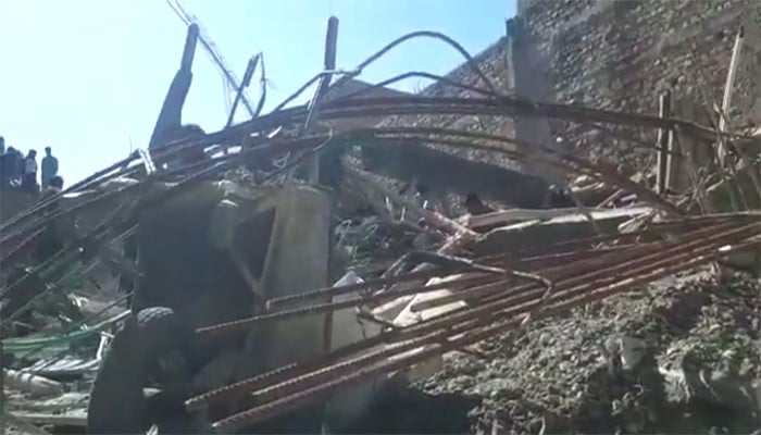 The building under construction collapsed, 5 people were buried