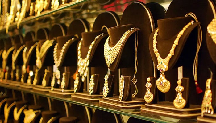 The price of gold per tola in the country increased by 3500 rupees