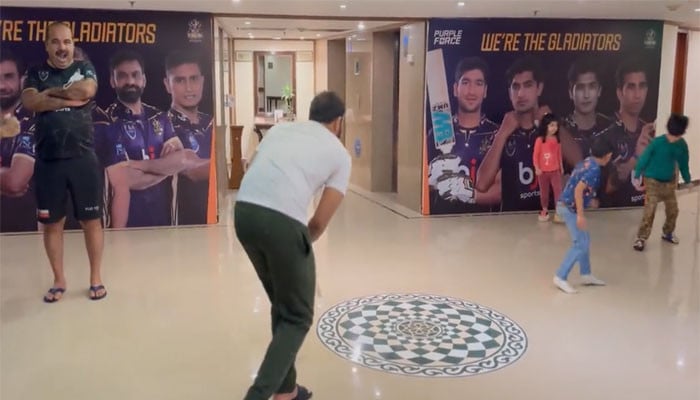 The video of Iftikhar Ahmed playing cricket with Sarfaraz's son went viral