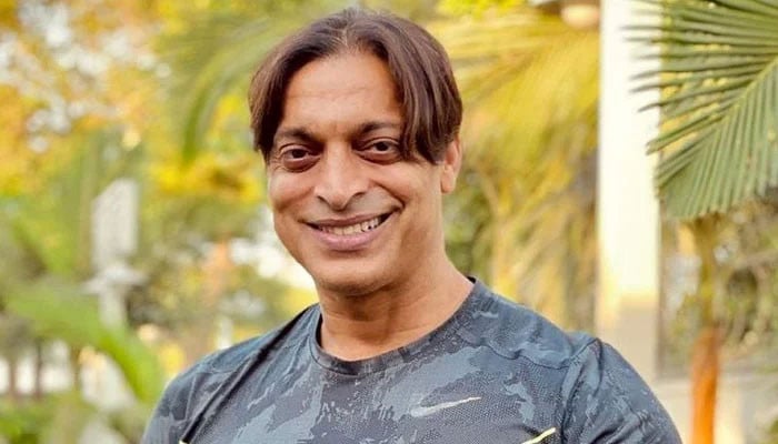 What kind of photos does Shoaib Akhtar like?