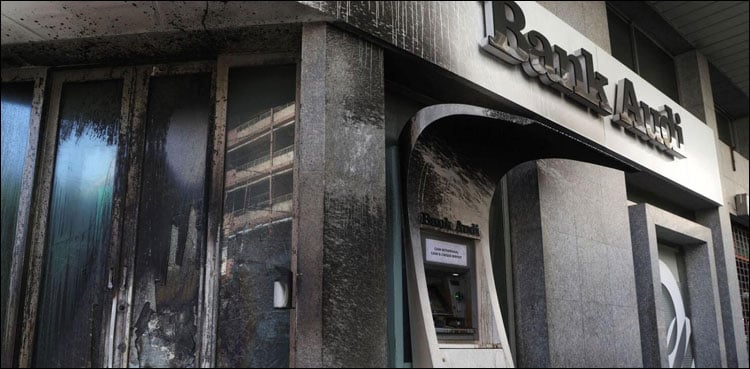 Withdrawal ban, customers burn banks Lebanese depositors burn Beirut banks