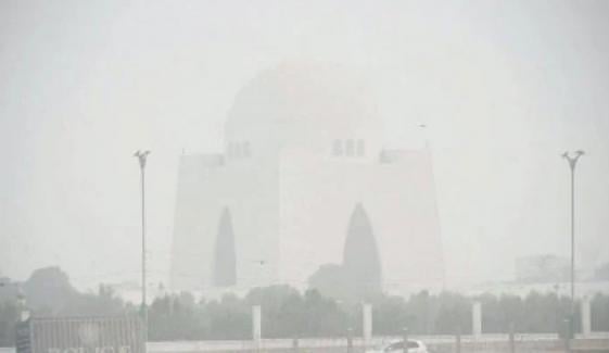 Karachi, heavy fog in most places late night
