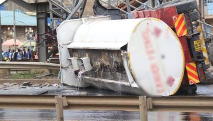 A tanker full of petrol overturned on Northern Bypass, Karachi File photo