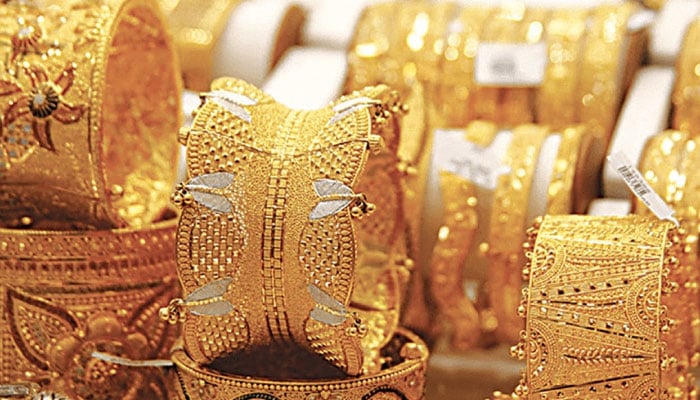 The price of gold per tola decreased by 2 thousand rupees Photo: File