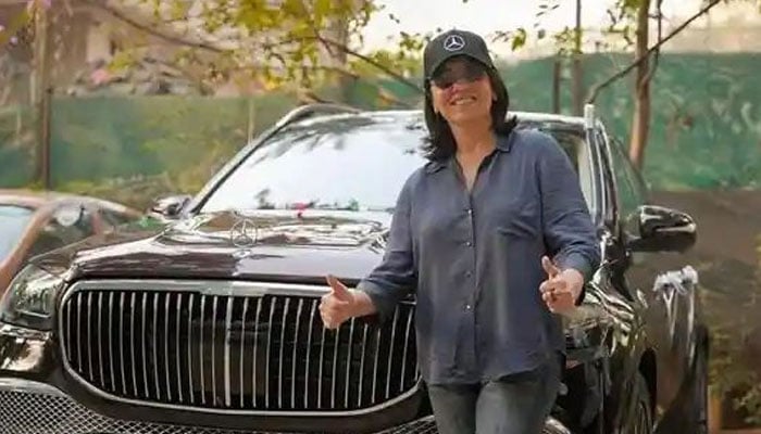 Neetu Kapoor bought a new luxury car worth 292 lakhs Neetu Kapoor bought a new luxury car worth 292 lakhs