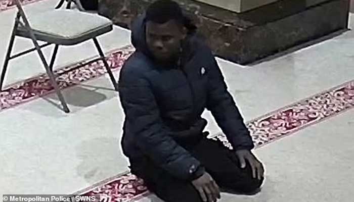 London: The case of setting fire to a person leaving the mosque, photos of the attacker are released
