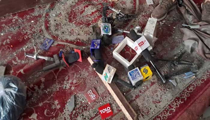 After the explosion, the microphones of different channels are scattered.