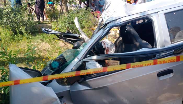 Sad traffic accident near Vehari, 4 members of the same family died The vehicle seen in the picture collided with a bus in which 4 people died.
