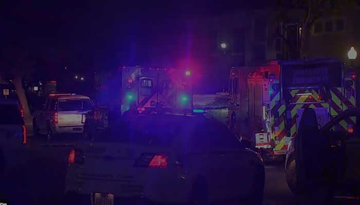 3-year-old child accidentally fired, 4-year-old sister killed After the accident, policemen are gathered under the flat building.