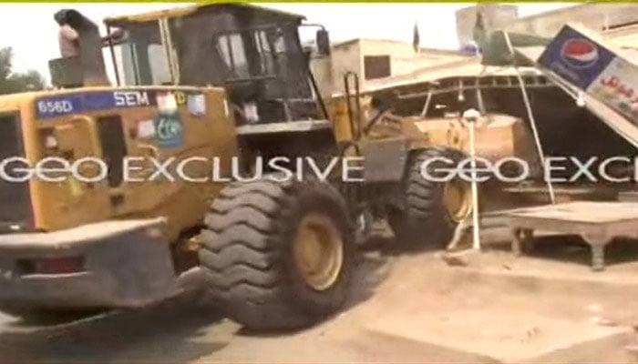 Karachi, anti-encroachment operation, clash between police and citizens Screen grab