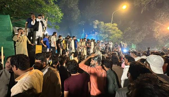 Efforts to arrest Imran Khan continue, police enter Zaman Park Efforts to arrest Imran Khan continue, police enter Zaman Park