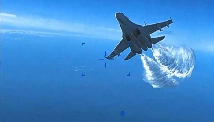 How did a Russian fighter jet drop fuel on an American drone? Video continues In the video taken by the camera of the American drone, it can be seen that the fuel is leaking from the Russian fighter jet.