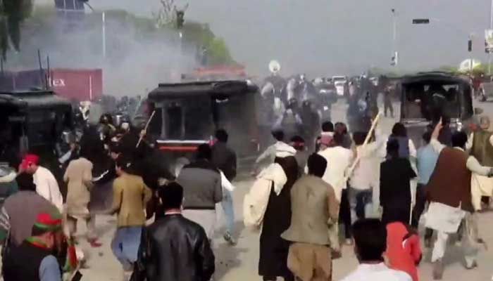 Shelling on police, this is new for us, IG Islamabad PTI cadres are pelting police vehicles with sticks, pelting stones.