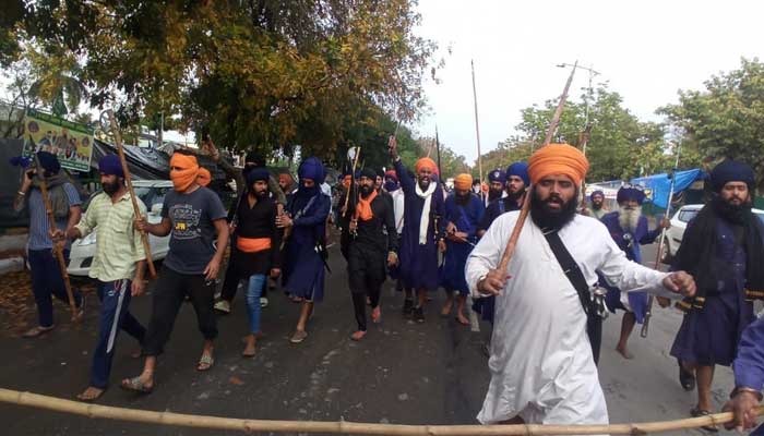 Pro-Khalistan leader Amrit Pal Singh arrested along with 6 associates After the arrest of Amrit Pal Singh, his supporters are protesting.