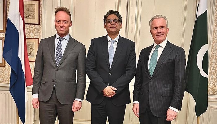 Ambassador of Pakistan to the Netherlands at a ceremony in honor of the Chairman of Unilever Ambassador of Pakistan to the Netherlands at a ceremony in honor of the Chairman of Unilever