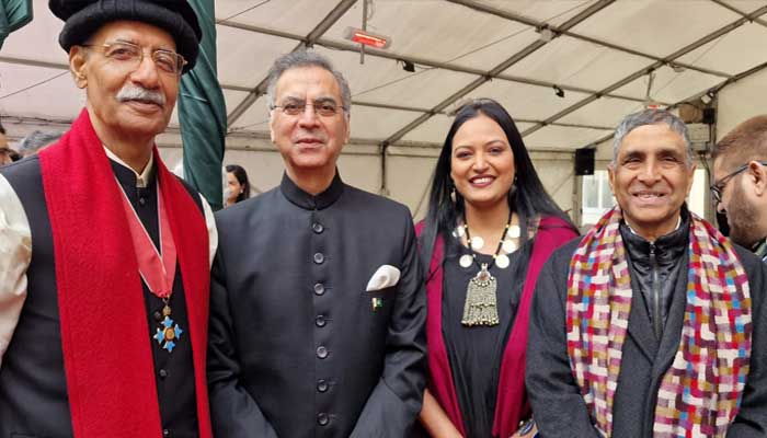 Saira Peter sang 'Chand Meri Zameen Phool Mera Watan' on Pakistan Day A special pose of singer Saira Peter with Pakistani High Commissioner Moazzam Ahmed Khan and other officials posted in London