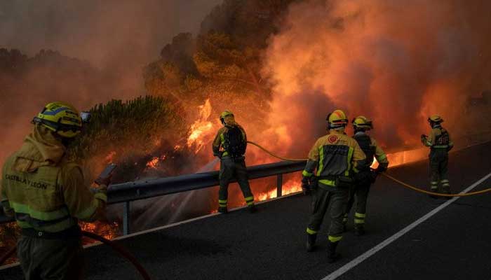 This year's biggest fire, 1500 people had to evacuate their homes July 2022: Firefighters battle a blaze in Spain.