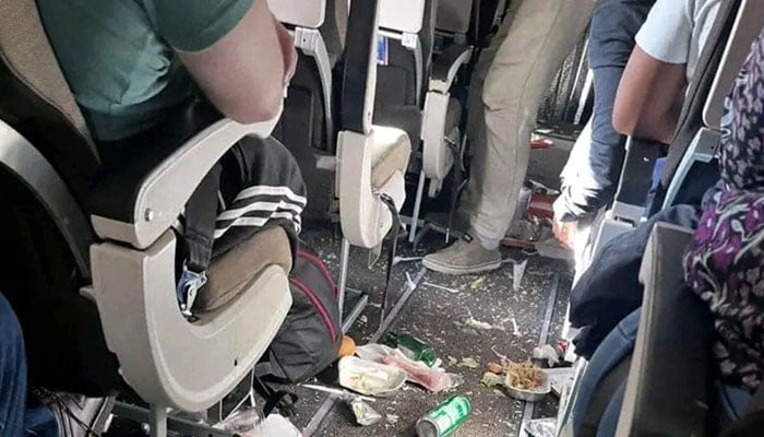 Clash between crew and passengers on Angola-Portugal flight, 10 injured According to aviation sources, the plane was showing a war scene.