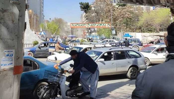 A suicide blast near the office of the Afghan Ministry of Foreign Affairs killed 6 people and injured several others There is a traffic jam on the road after the explosion.