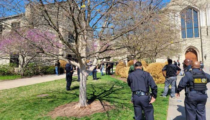 Shooting at the school of a young girl, 6 people including 3 children and the attacker were killed Police officers gather outside the school after the shooting.