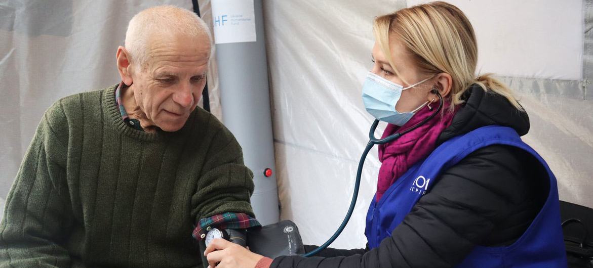 An elderly man receives comprehensive medical assistance at an IOM mobile clinic in a village in the Lviv region of Ukraine. An elderly man receives comprehensive medical assistance at an IOM mobile clinic in a village in the Lviv region of Ukraine.