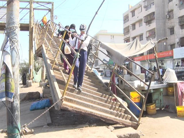 The pedestrian bridge became crooked due to the truck collision, several women were injured