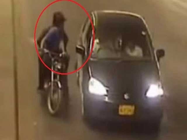 Robbery of 5 crore 94 lakh rupees from builders in Karachi 4 unknown armed suspects stopped the vehicle at gunpoint and took the money and fled