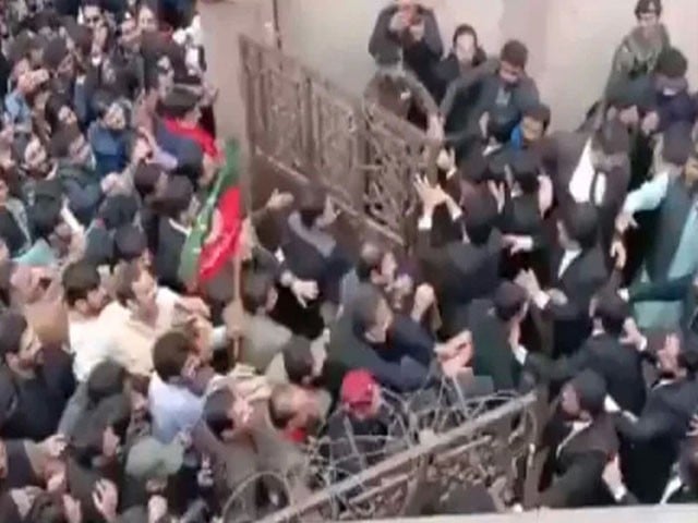 Security on high alert in Islamabad, protests outside courts banned Photo: Screen grab
