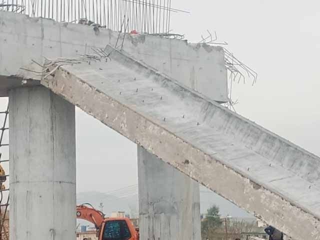 Islamabad; Part of the under-construction bridge collapsed on Bhara Kahu Bypass Photo: Express News