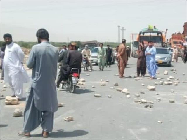 Landlords blocked the Quetta-Karachi highway at many places in protest