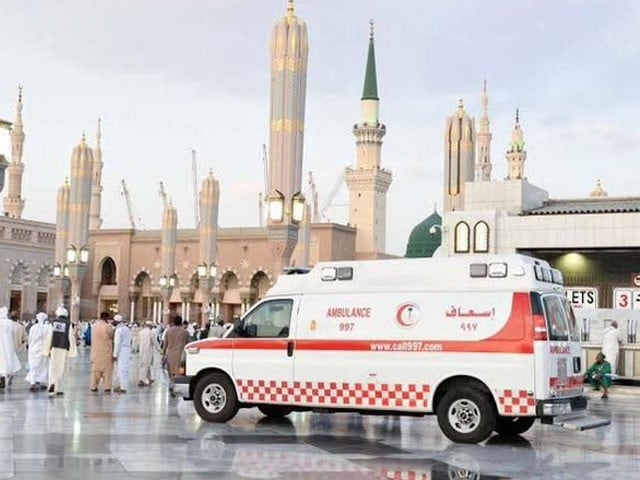 Pakistani pilgrim's heartbeat stopped for 10 minutes in Masjid Nabawi (peace be upon him). The Pakistani citizen continued worshiping after recovery: Photo: Social Media