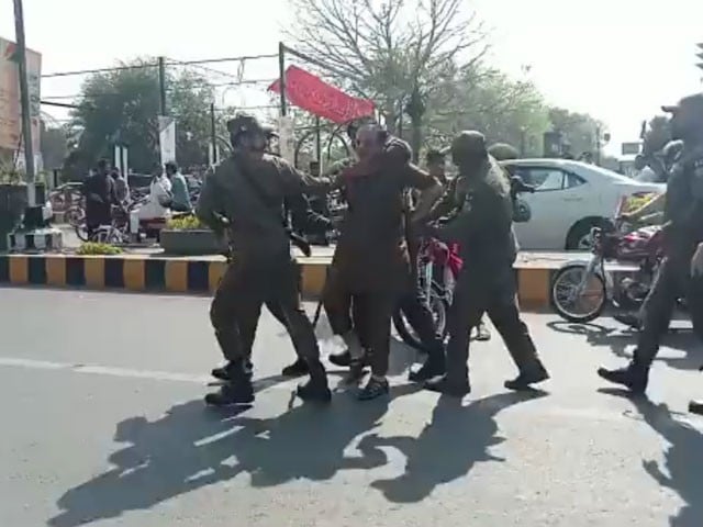 Clashes between police and PTI workers on Lahore Mall Road, many arrested Police blocked the roads leading to Zaman Park