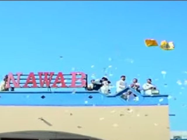 In Gujranwala, dollars and mobile phones were stolen from the youth's wedding Photo screen grab