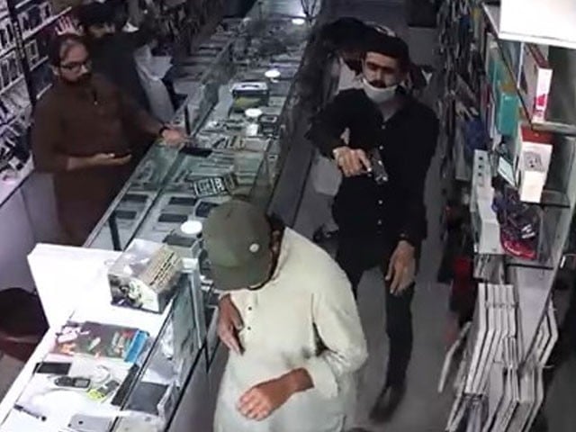 A robbery of Rs. 200 million at a mobile shop in Karachi Photo screen grab