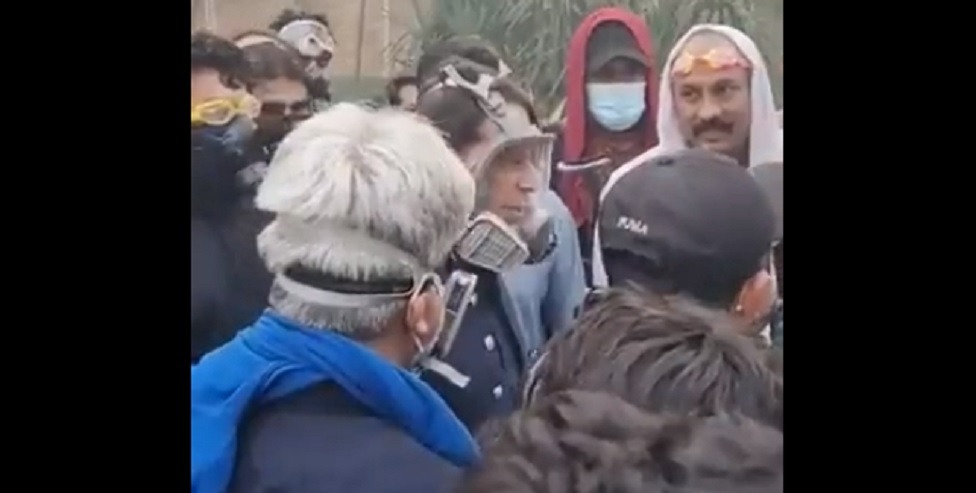 Imran Khan came out to meet the workers during the clashes