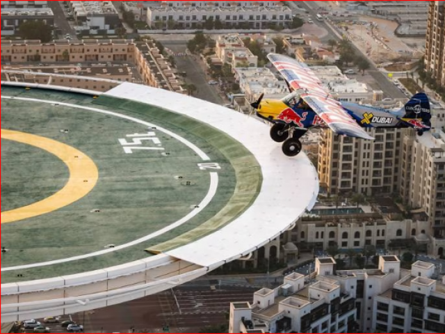 First aircraft landing at Burj Al Arab helipad, [فائل-فوٹو]