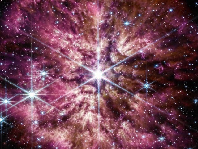 The James Webb telescope revealed a detailed picture of the dying star The James Webb Space Telescope has captured a stunning image of a massive giant star entering its final stages. Photo: Courtesy of NASA