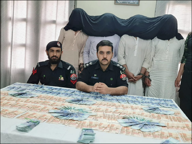 Fake currency worth 19 lakhs was recovered from the shoes of three passengers at Peshawar Cantt Station