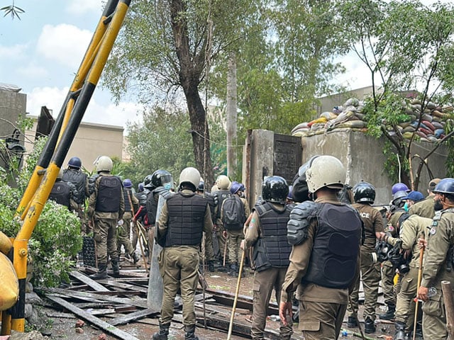 Zaman Park Operation;  Police broke the doors of Imran Khan's house and entered, dozens of PTI workers were arrested