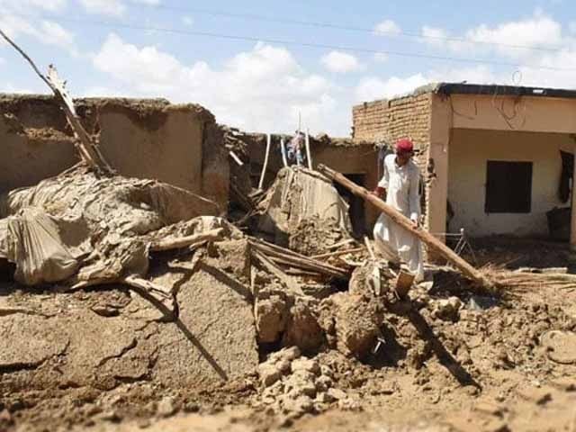 Flood victims in South Punjab are still waiting for aid Photo: Express News