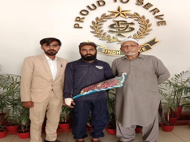 Police cash reward to the brave security guard who killed the dacoit in North Karachi Photo: Express